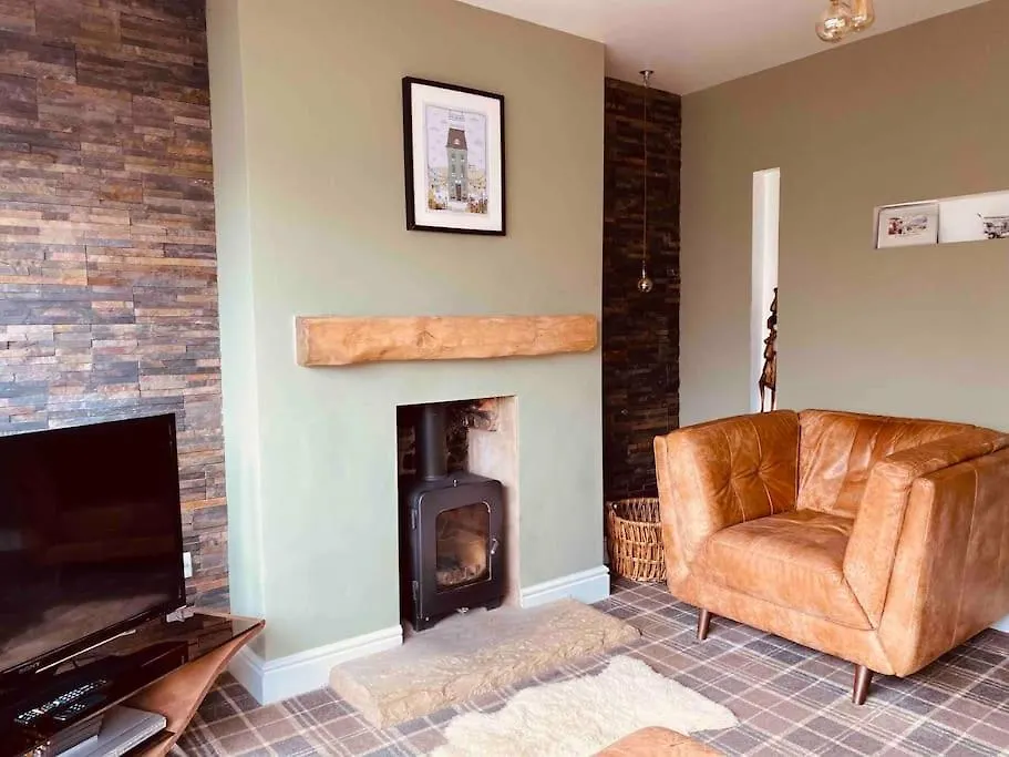 Lovely Semi-Beach 2X Pubs -5 Min Walk-Pets Welcome-Parking-Garden Scalby  Holiday home Scalby (North Yorkshire)