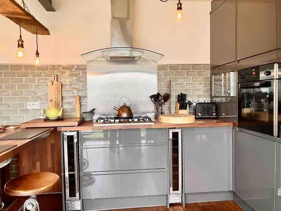 Holiday home Lovely Semi-Beach 2X Pubs -5 Min Walk-Pets Welcome-Parking-Garden Scalby