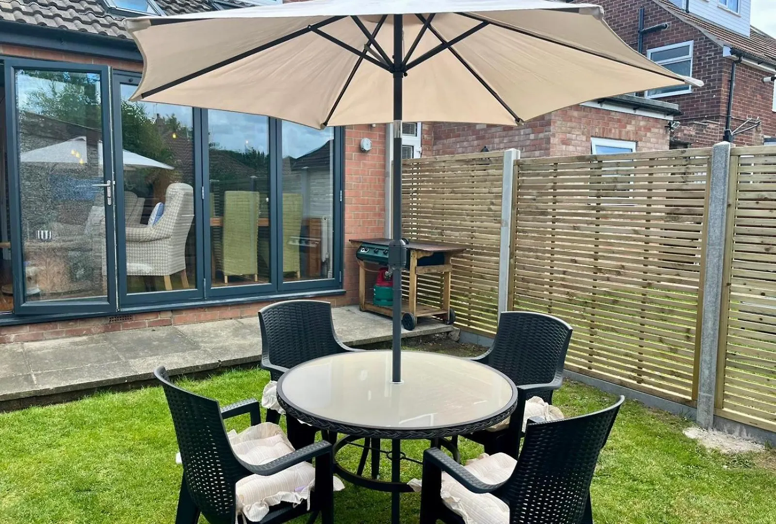Lovely Semi-Beach 2X Pubs -5 Min Walk-Pets Welcome-Parking-Garden Scalby  United Kingdom