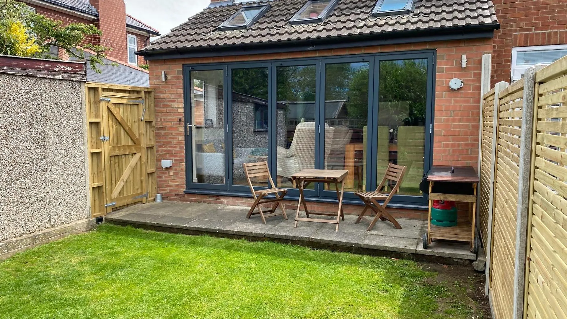 Holiday home Lovely Semi-Beach 2X Pubs -5 Min Walk-Pets Welcome-Parking-Garden Scalby